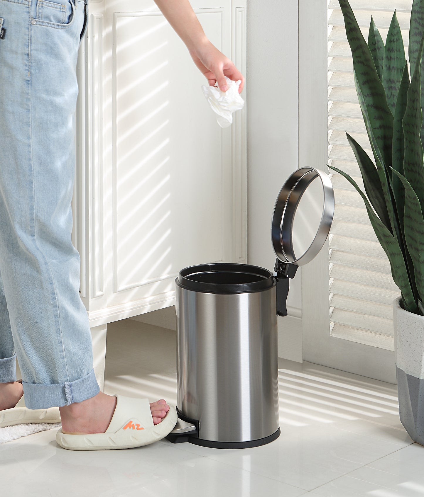 4.5 Liter / 1.2 Gallon Round Trash Can